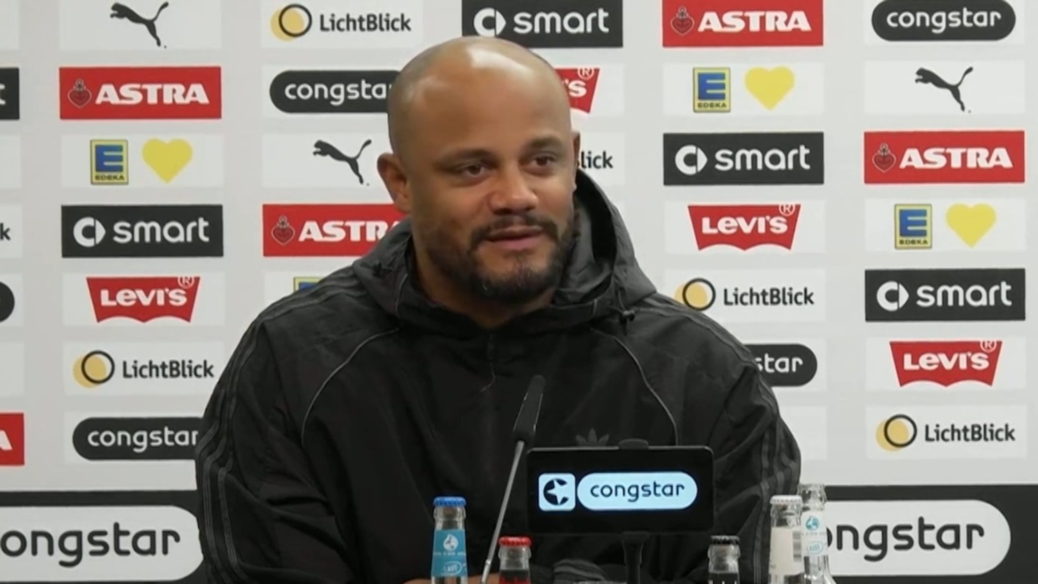 Vincent Kompany in der Pressrunde nach St. Pauli