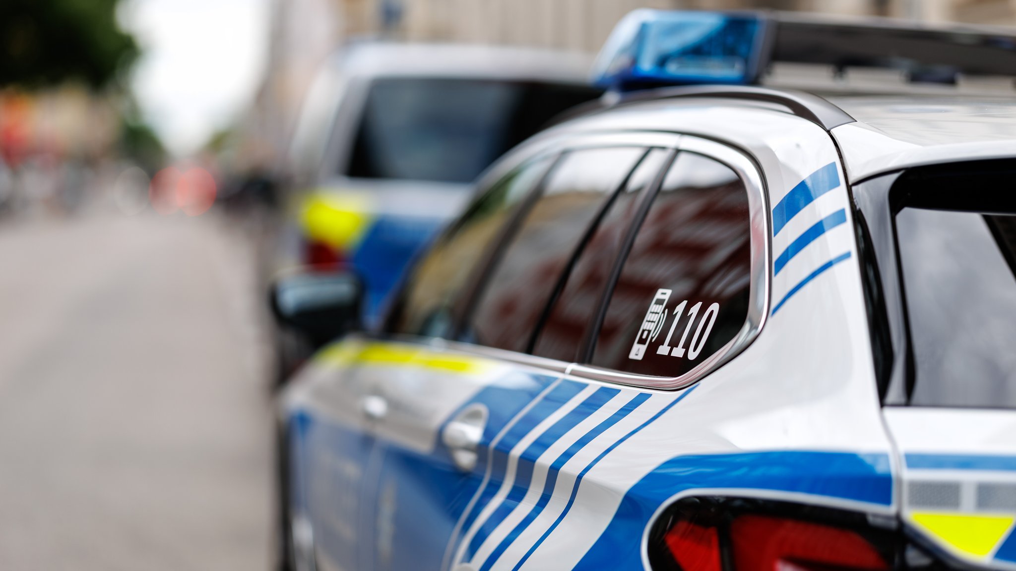 Mann hilft zwei Mädchen und wird selbst zum Opfer