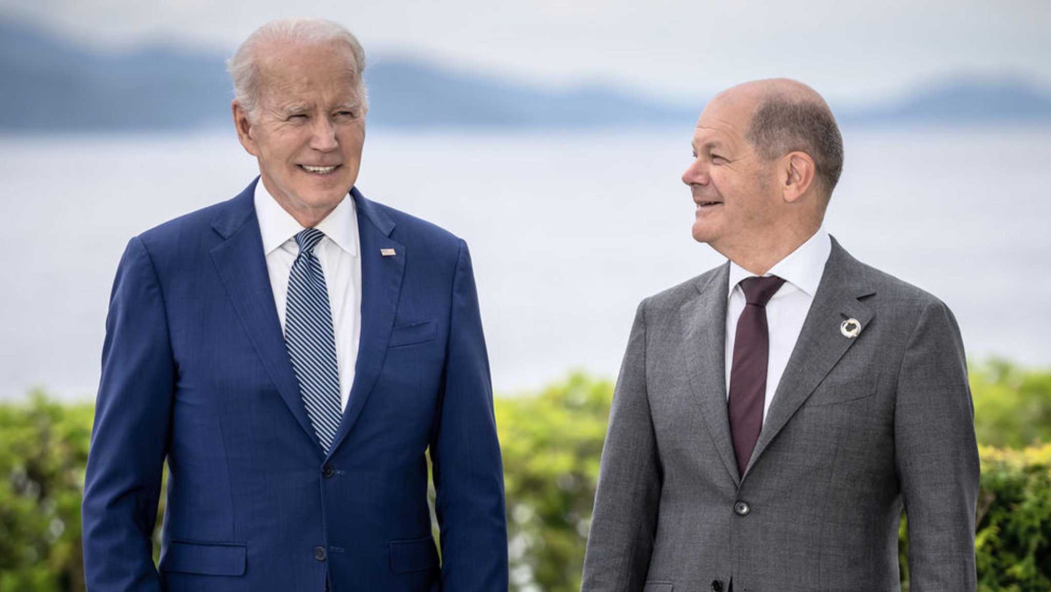 ARCHIV - 20.05.2023, Japan, Hiroshima: Joe Biden (l), Präsident der USA, und Bundeskanzler Olaf Scholz (SPD), stellen sich vor ihrem Arbeitsessen zum Thema wirtschaftliche Sicherheit während des G7-Gipfels im Grand Prince Hotel in Hiroshima im Westen Japans zu einem Gruppenbild der Staats- und Regierungschefs der G7-Staaten auf. Biden verschiebt Deutschlandreise wegen Hurrikan «Milton» (zu dpa: «Biden will Berlin-Besuch am Freitag nachholen») Foto: Michael Kappeler/dpa +++ dpa-Bildfunk +++