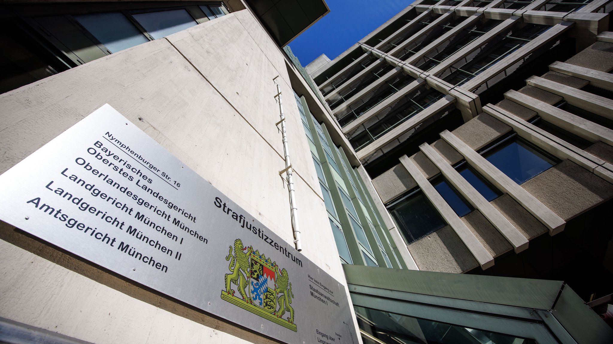 (Symbolbild) Der Schriftzug Staatsanwaltschaft München I und Landgericht München I sowie Landgericht München ii und Amtsgericht München ist über dem Eingang der Staatsanwaltschaft an einem Gerichtsgebäude in München zu sehen. | Bild: picture alliance / dpa | Matthias Balk (Symbolbild) Der Schriftzug Staatsanwaltschaft München I und Landgericht München I sowie Landgericht München ii und Amtsgericht München ist über dem Eingang der Staatsanwaltschaft an einem Gerichtsgebäude in München zu sehen.