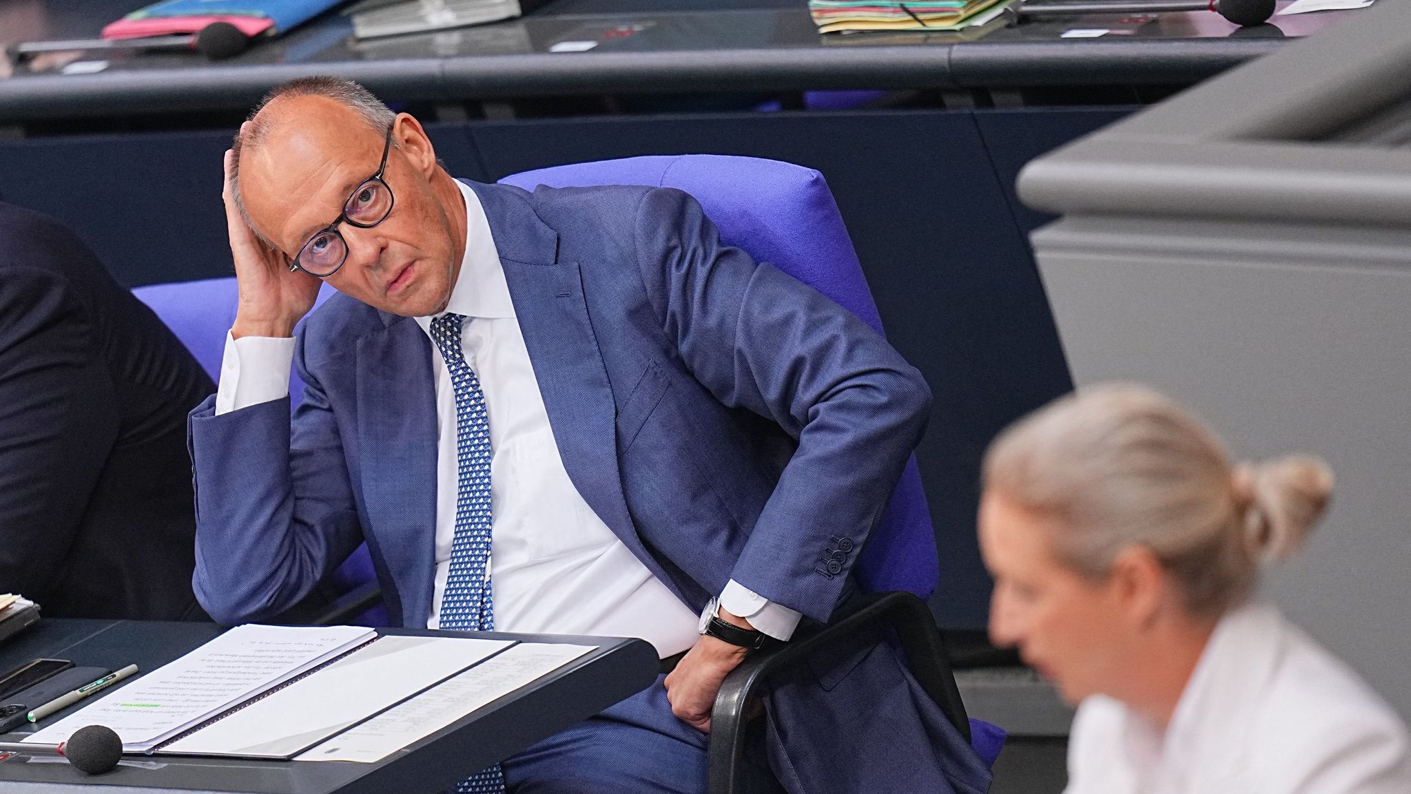 Berlin: Alice Weidel, Bundesvorsitzende und Fraktionsvorsitzende der AfD, eröffnet neben Bundeskanzler Friedrich Merz (CDU) die Generaldebatte im Rahmen der Haushaltsberatungen im Bundestag. | Bild: dpa-Bildfunk/Michael Kappeler Berlin: Alice Weidel, Bundesvorsitzende und Fraktionsvorsitzende der AfD, eröffnet neben Bundeskanzler Friedrich Merz (CDU) die Generaldebatte im Rahmen der Haushaltsberatungen im Bundestag.