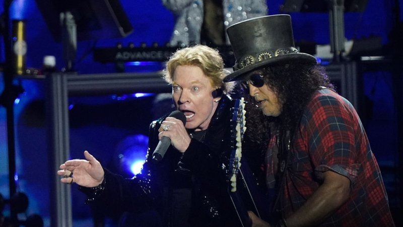 Axl Rose und Slash von Guns N' Roses | Bild: dpa-Bildfunk/Yui Mok Axl Rose und Slash von Guns N' Roses