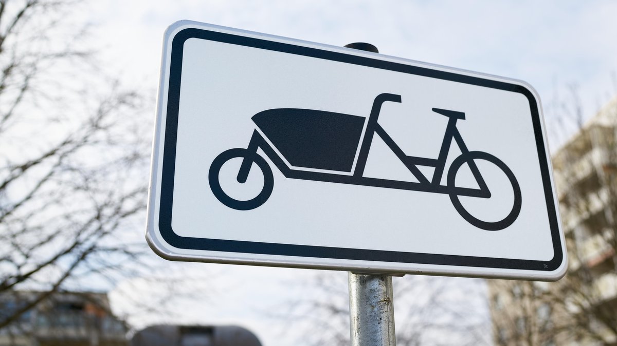 Schild als Hinweis für einen Parkplatz für ein Lastenrad 