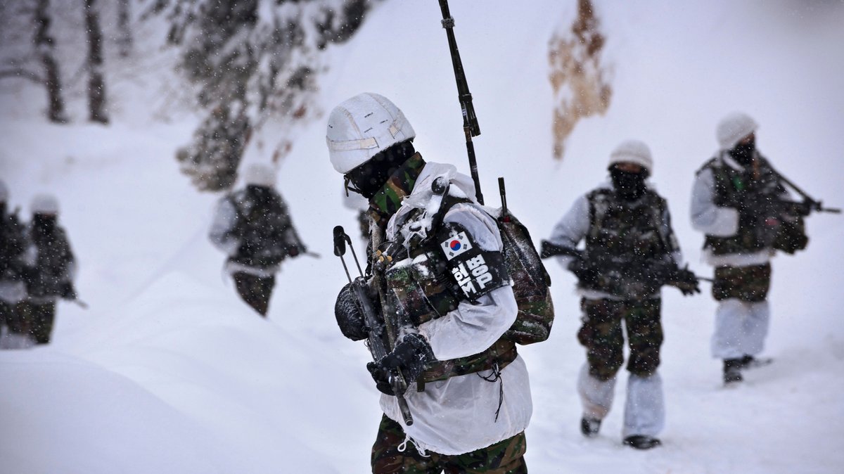 Als Militärpolizei gekennzeichnete südkoreanische Soldaten auf einer Fußpatrouille im Schnee.