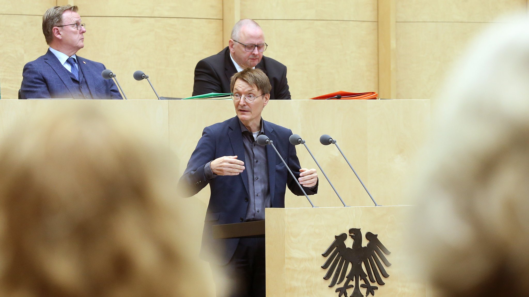 Karl Lauterbach (M, SPD), Bundesgesundheitsminister, spricht im Bundesrat. Im Hintergrund verfolgt Bodo Ramelow (l, Die Linke), Ministerpräsident von Thüringen und Bundesratspräsident, die Rede. Der Bundesrat hat neue Corona-Schutzauflagen für Herbst und Winter beschlossen.