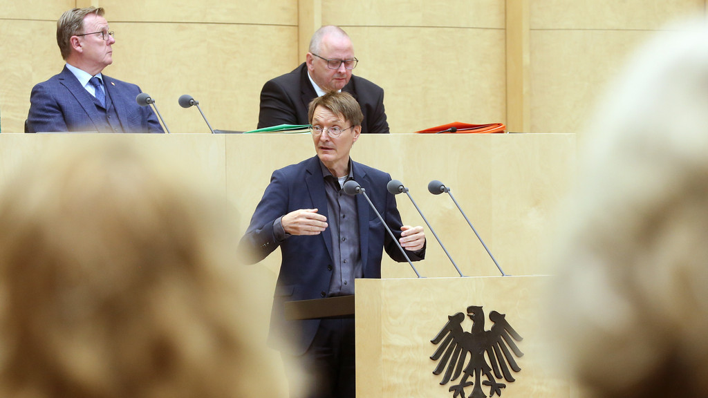 Karl Lauterbach (M, SPD), Bundesgesundheitsminister, spricht im Bundesrat. Im Hintergrund verfolgt Bodo Ramelow (l, Die Linke), Ministerpräsident von Thüringen und Bundesratspräsident, die Rede. Der Bundesrat hat neue Corona-Schutzauflagen für Herbst und Winter beschlossen. | Bild: picture alliance/dpa | Wolfgang Kumm Karl Lauterbach (M, SPD), Bundesgesundheitsminister, spricht im Bundesrat. Im Hintergrund verfolgt Bodo Ramelow (l, Die Linke), Ministerpräsident von Thüringen und Bundesratspräsident, die Rede. Der Bundesrat hat neue Corona-Schutzauflagen für Herbst und Winter beschlossen.