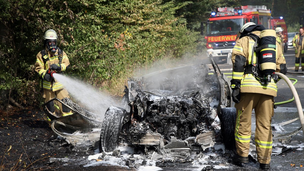 Ausgebranntes Fluchtauto nach dem Überfall auf einen Werttransporter