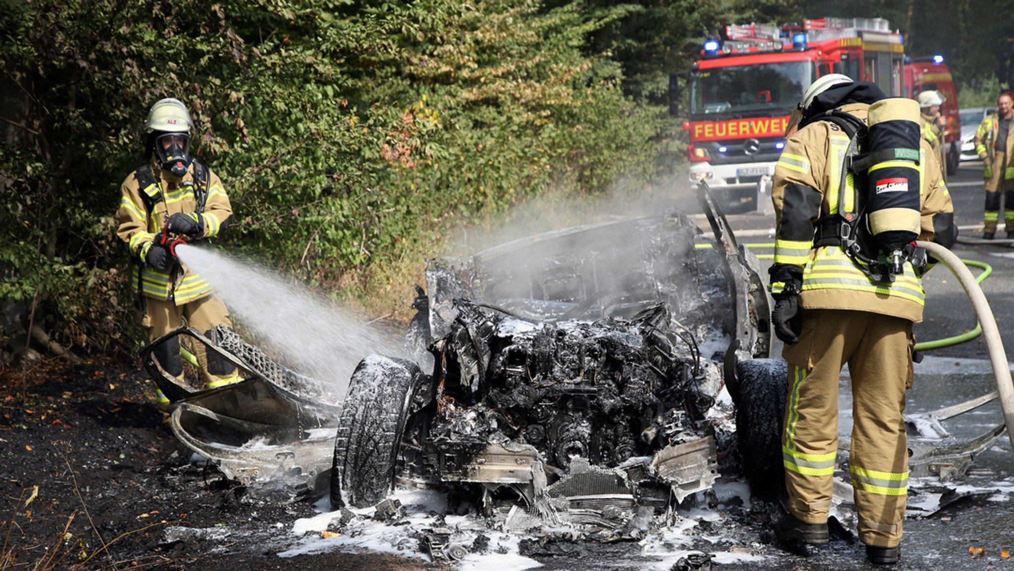 Ausgebranntes Fluchtauto nach dem Überfall auf einen Werttransporter