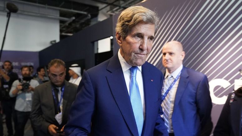02.12.2023, Vereinigte Arabische Emirate, Dubai: John Kerry, Sondergesandter des US-Präsidenten für Klimafragen, geht durch das US-Zentrum auf dem UN-Klimagipfel COP28. Foto: Joshua A. Bickel/AP +++ dpa-Bildfunk +++ | Bild:dpa-Bildfunk/Joshua A. Bickel