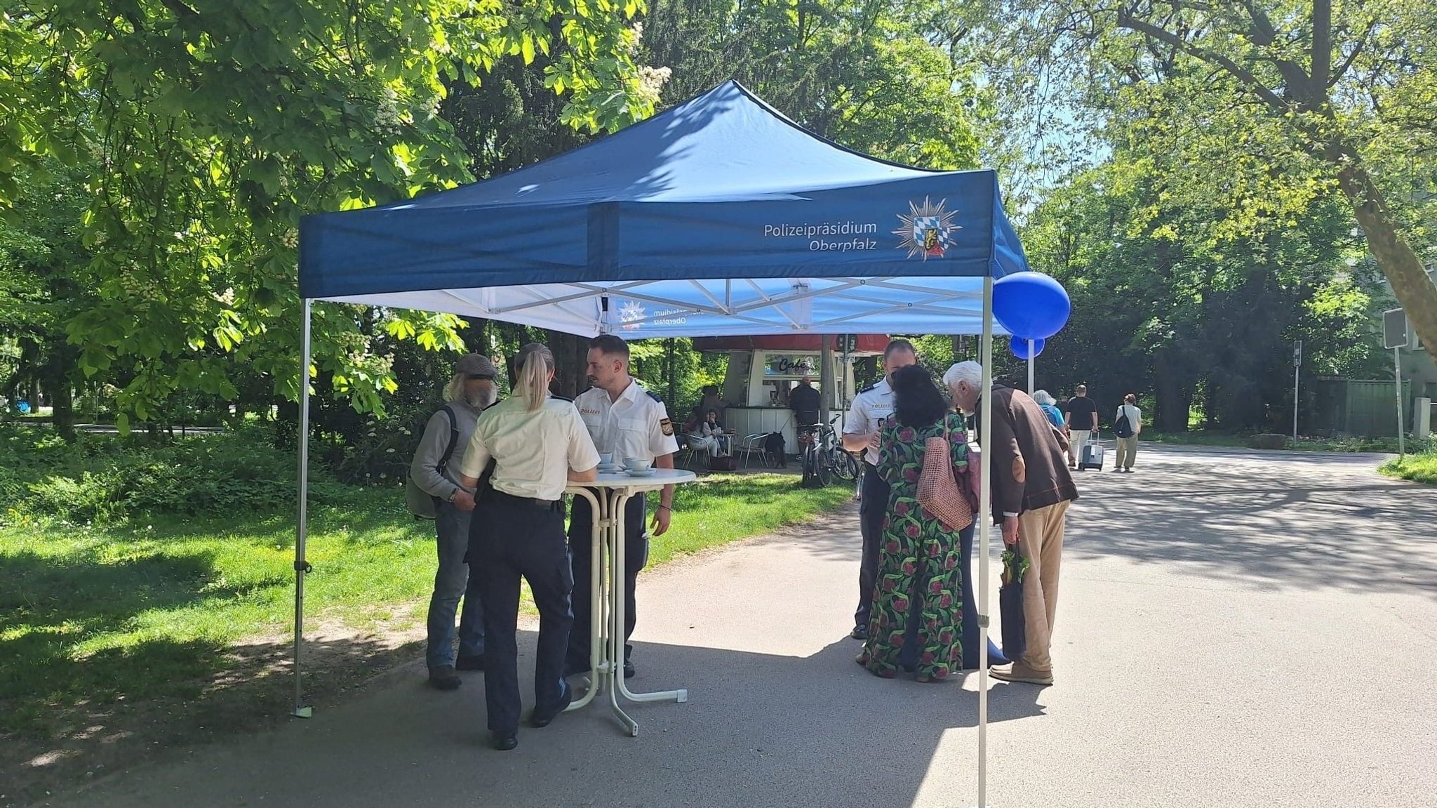 Infostand der PI Regensburg Süd in der Fürst-Anselm-Allee in Regensburg zum Thema Diebstahlsprävention