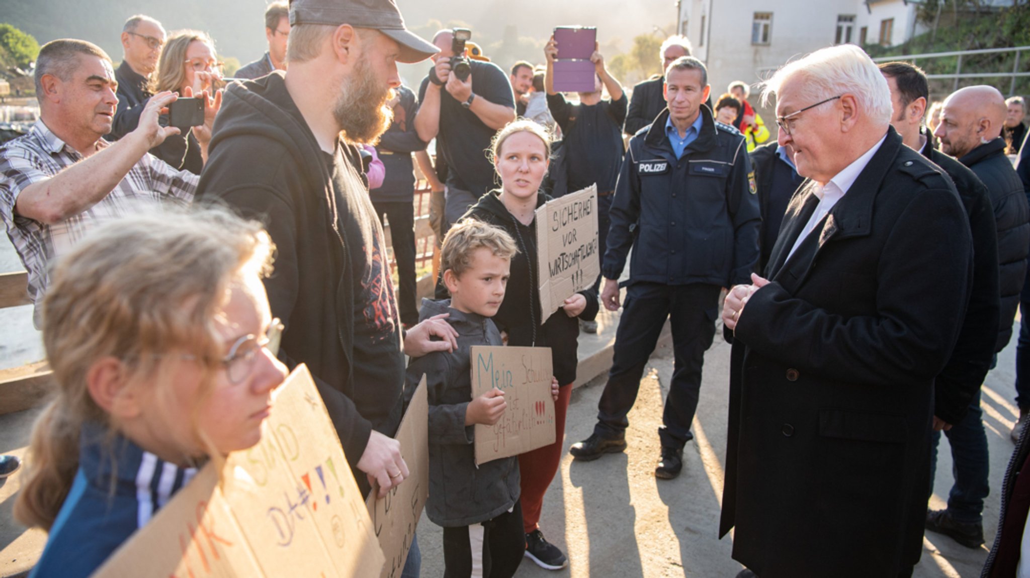 Bundespräsident Frank-Walter Steinmeier (r) besucht den von der Flutkatastrophe stark zerstörten Weinort Mayschoß in Rheinland-Pfalz.