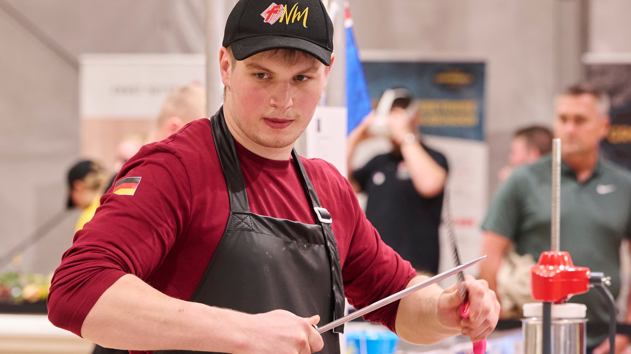 David Hilpert schärft bei den SwissSkills ein Messer.