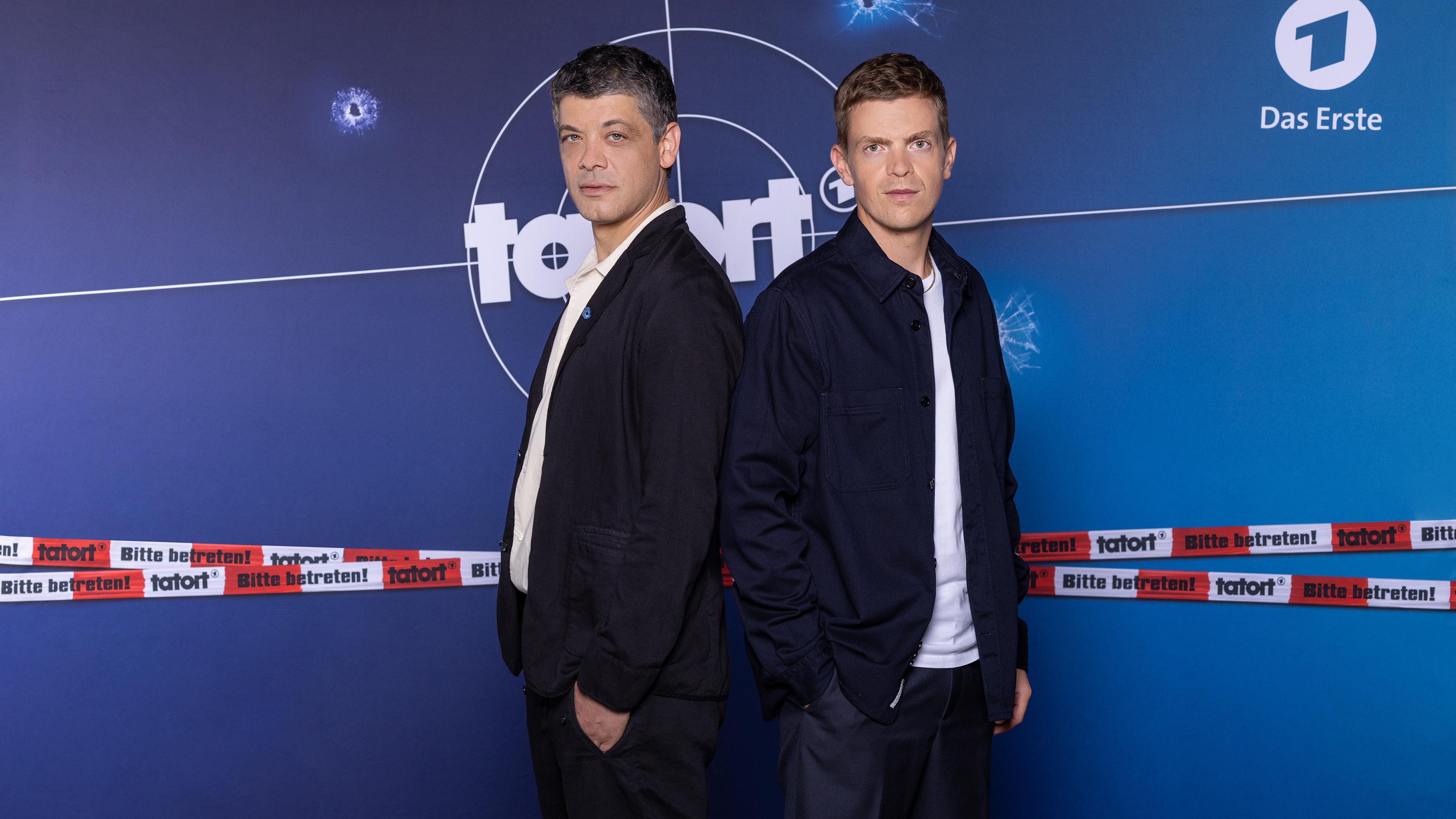 Das neue Ermittler-Team: Schauspieler Ferdinand Hofer und Carlo Ljubek vor der Tatort-Fotowand