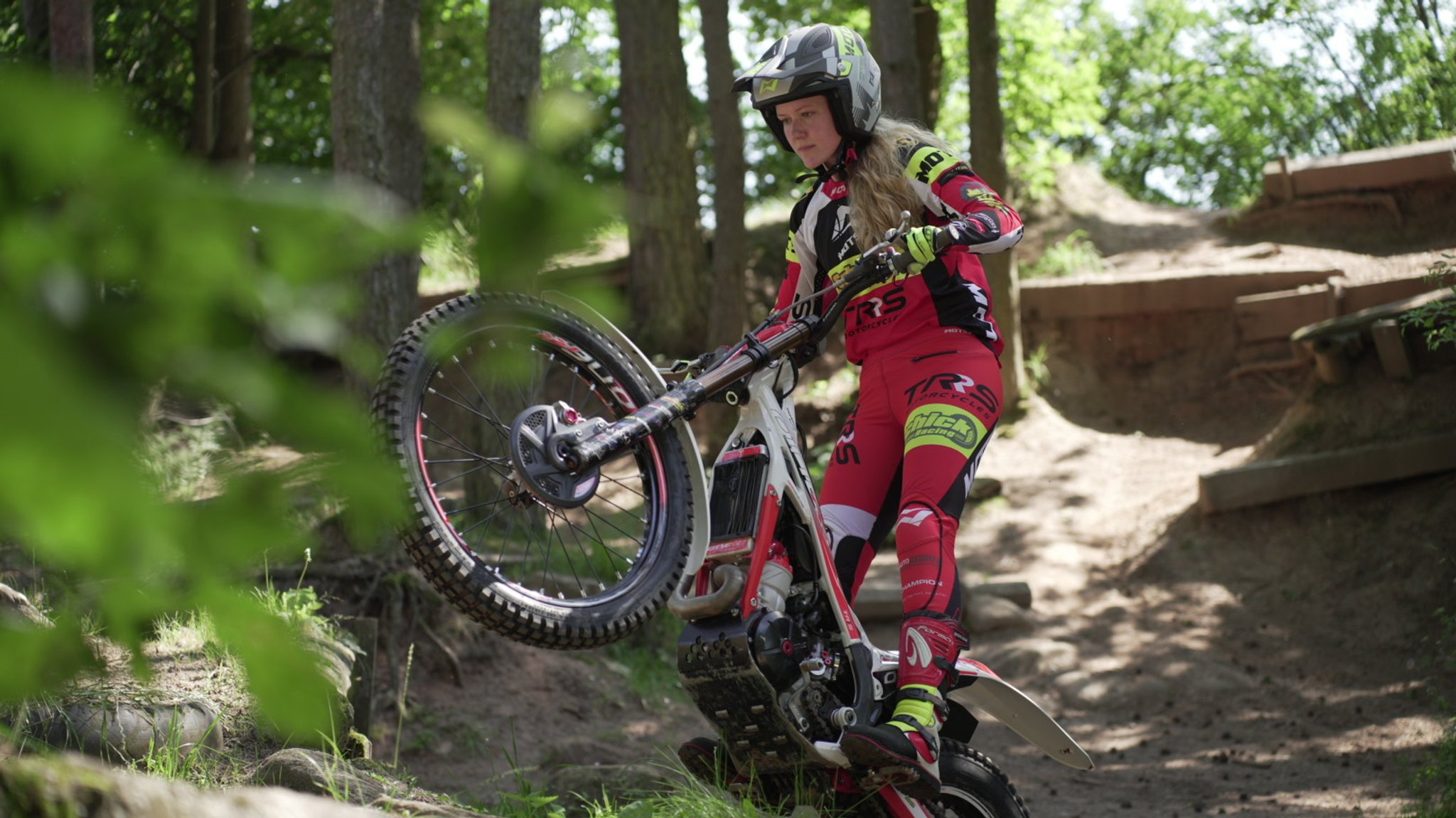 Jule Steinert fährt mit ihrem Bike über eine Stufe auf dem Trial-Trainingsgelände in Heideck.