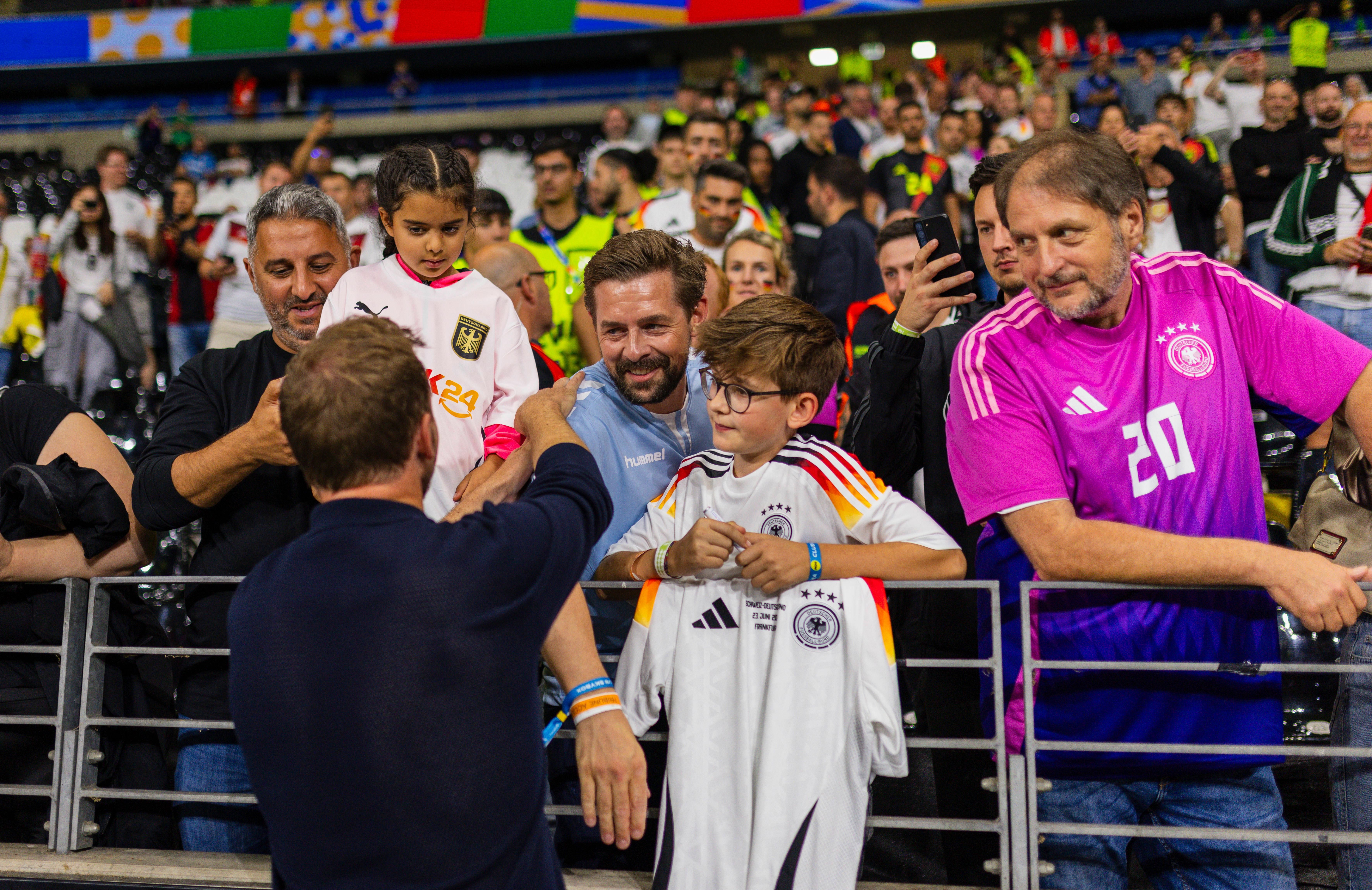 Der Moment, als Julian Nagelsmann (l.) Klaas Heufer-Umlauf zur Seite schob 