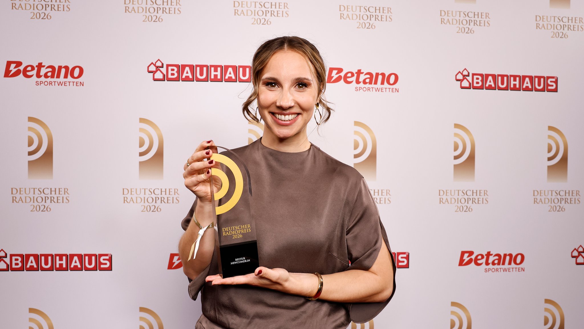 beste-newcomerin-sina-wende-gewinnt-deutschen-radiopreis-br24