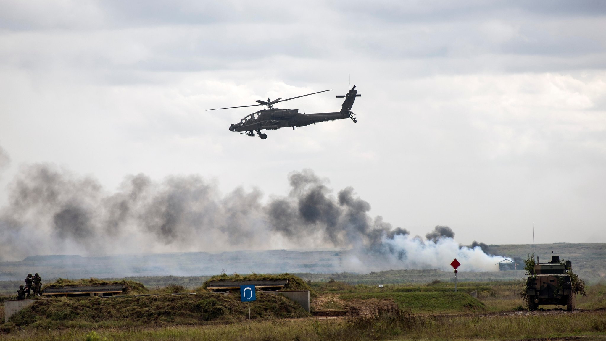 Archivbild: Apache-Helikopter bei einem Übungsflug | Bild: picture alliance / Sipa USA | SOPA Images Archivbild: Apache-Helikopter bei einem Übungsflug