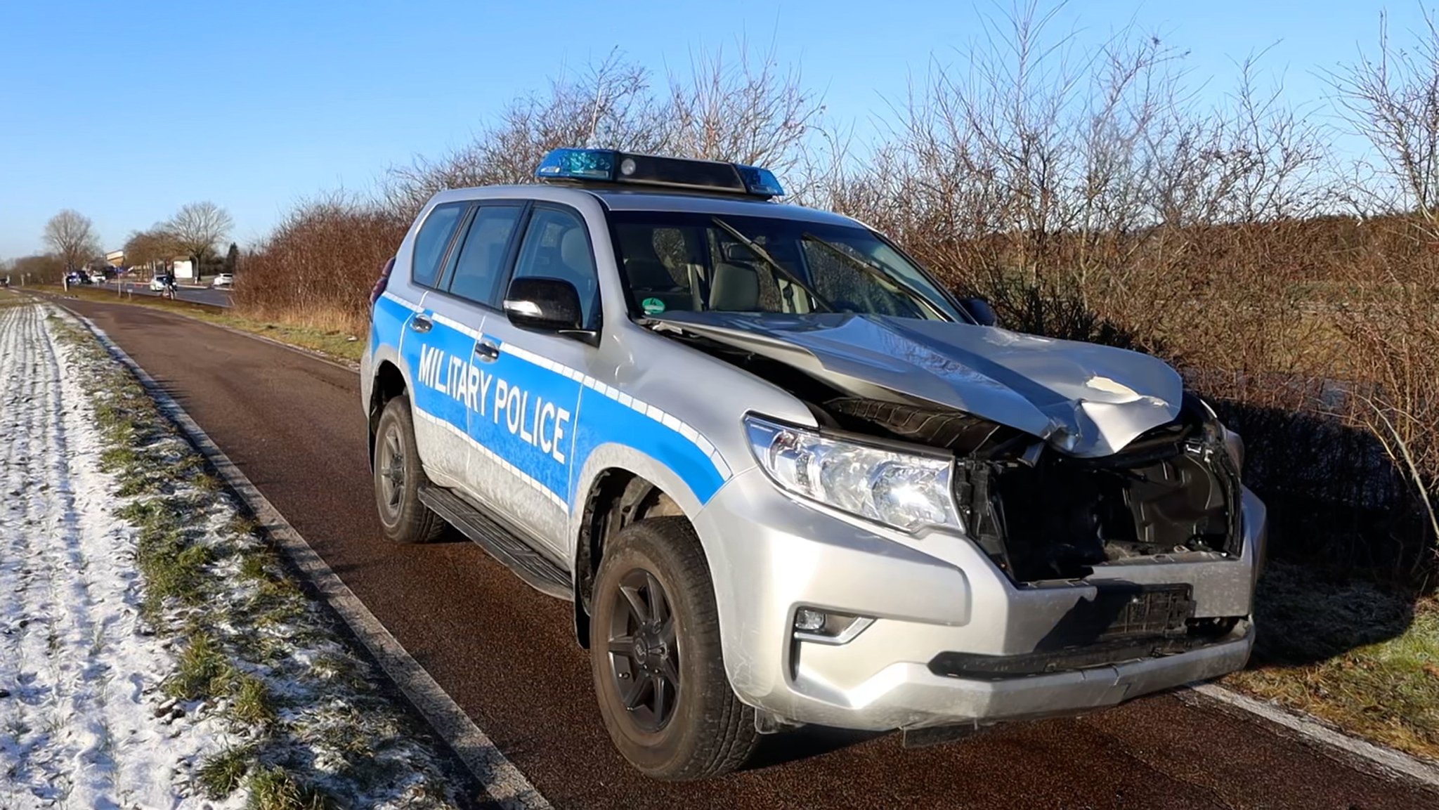 Ein Auto der "Military Police" steht auf einem Fuß- und Radweg bei Ansbach. 