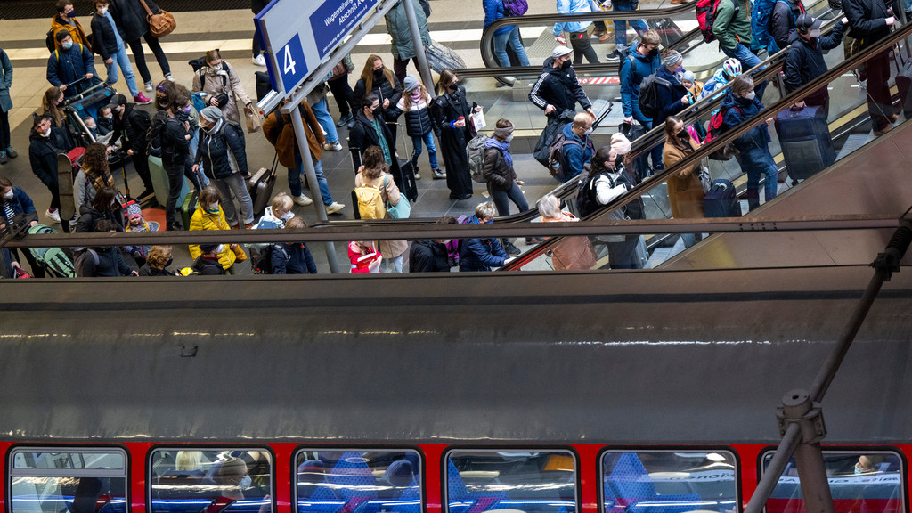 Zahlreiche Reisende steigen aus einem Regionalzug im Hauptbahnhof aus und fahren mit der Rolltreppe nach oben.