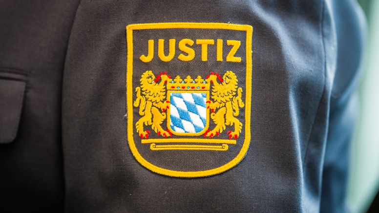 Symbolbild: Schriftzug "Justiz" mit Bayernwappen auf einem Ärmel. | Bild:picture alliance / ZUMAPRESS.com | Sachelle Babbar