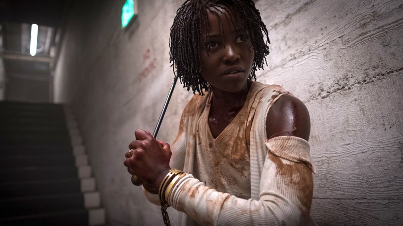 Adelaide (Lupita Nyong'o) und ihre Familie kämpfen um ihr Leben. Filmszene aus "Wir"