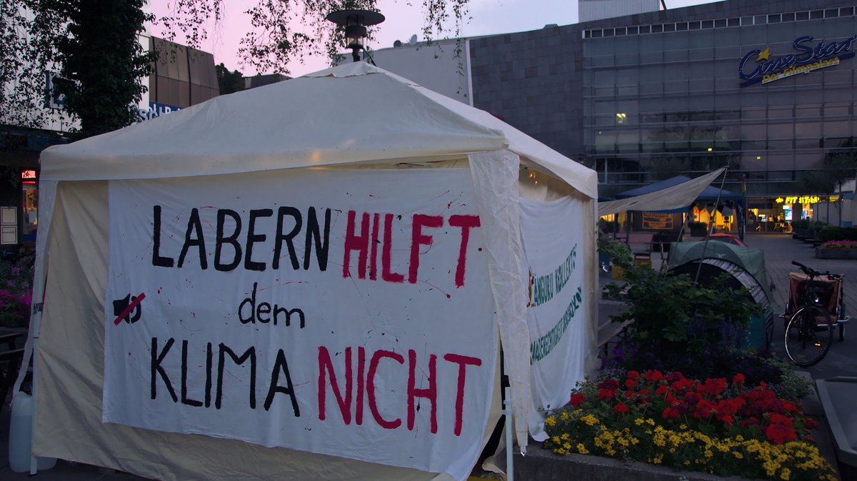 Transparent am Zelt des Klimacamps Erlangen mit der Aufschrift "Labern hilft dem Klima nicht".