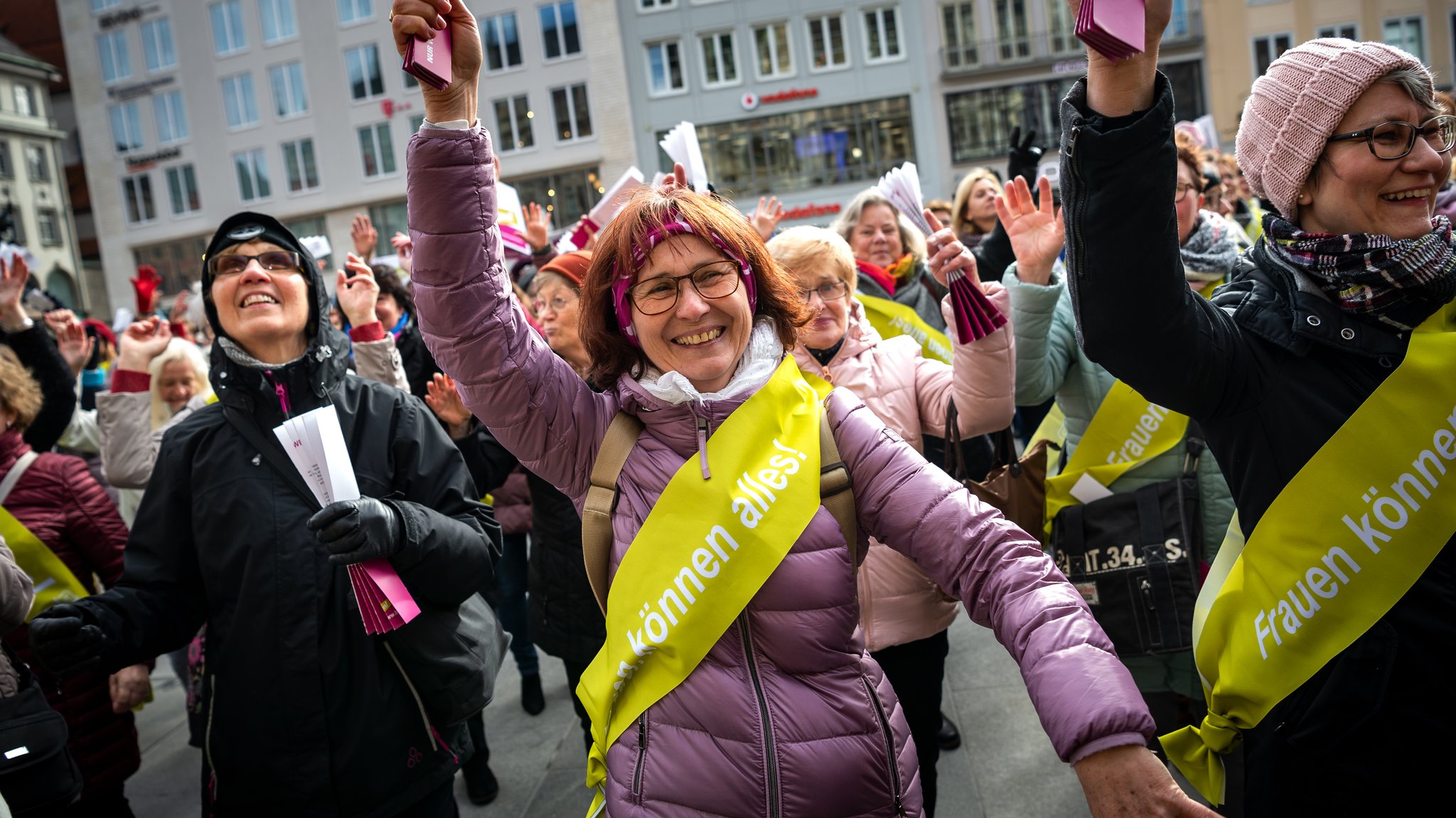 Frauen tanzen auf dem Münchner Marienplatz (Archivbild)