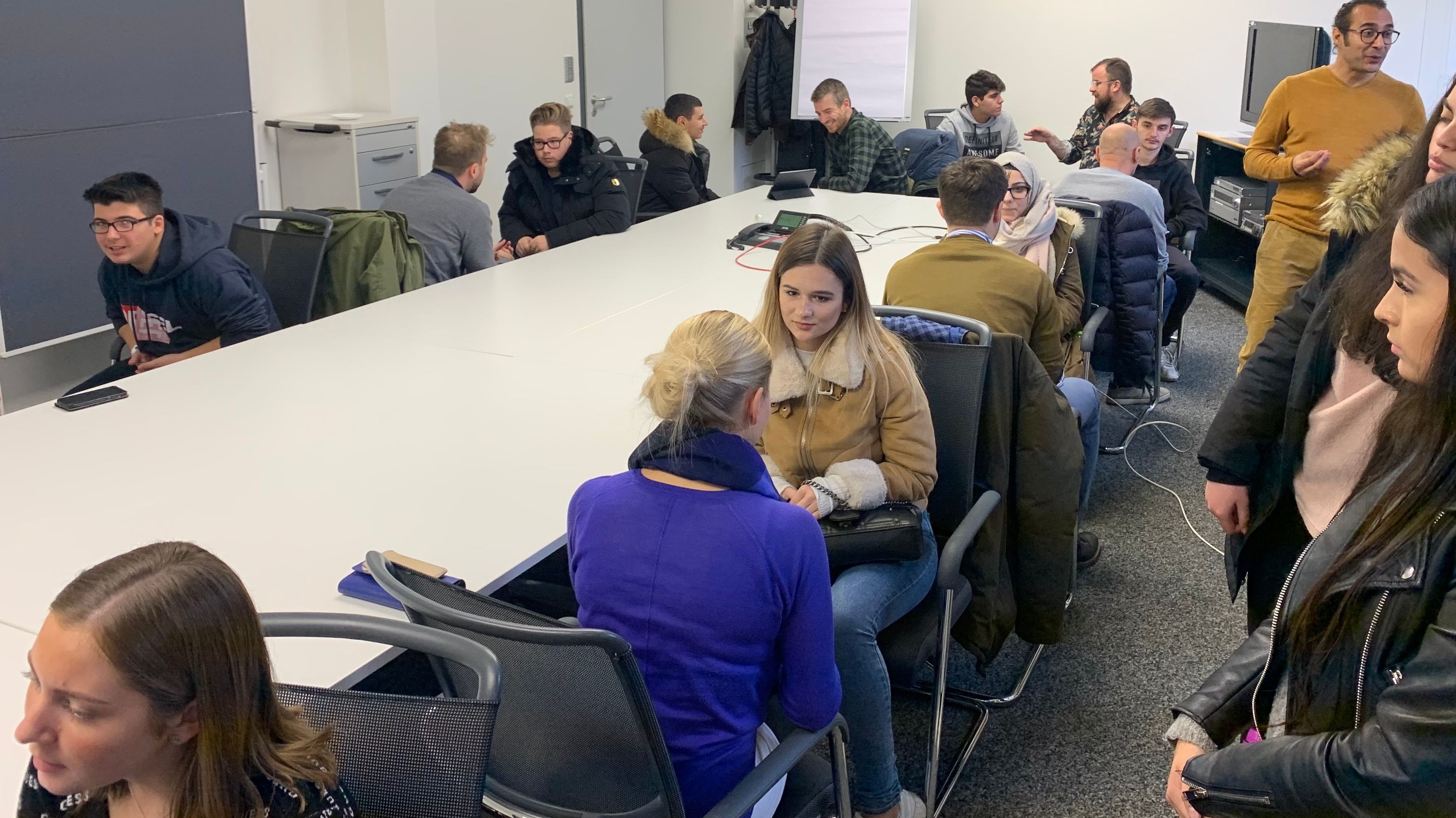 Speed Dating wird bereits in die Augen sind ein untrgliches Zeichen ob man im Speeddating Event Speeddating Reportage, Krpersprache - YouTube