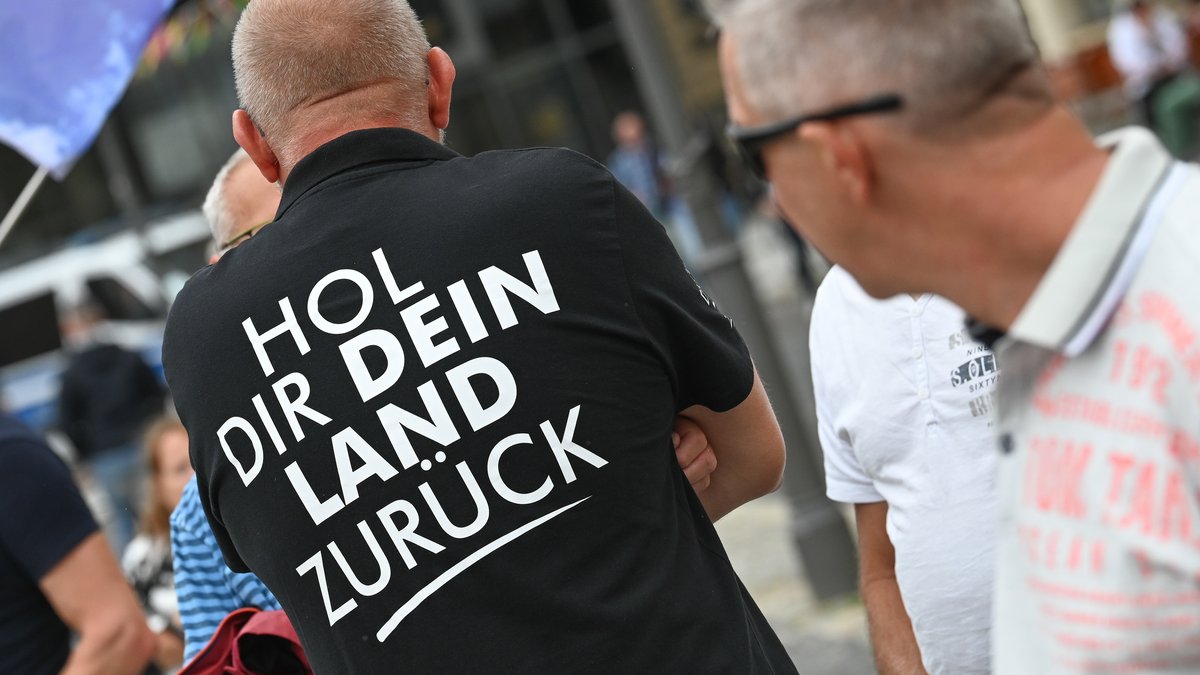 T-Shirt mit Slogan auf einer AfD-Kundgebung in Magdeburg, Sachsen-Anhalt