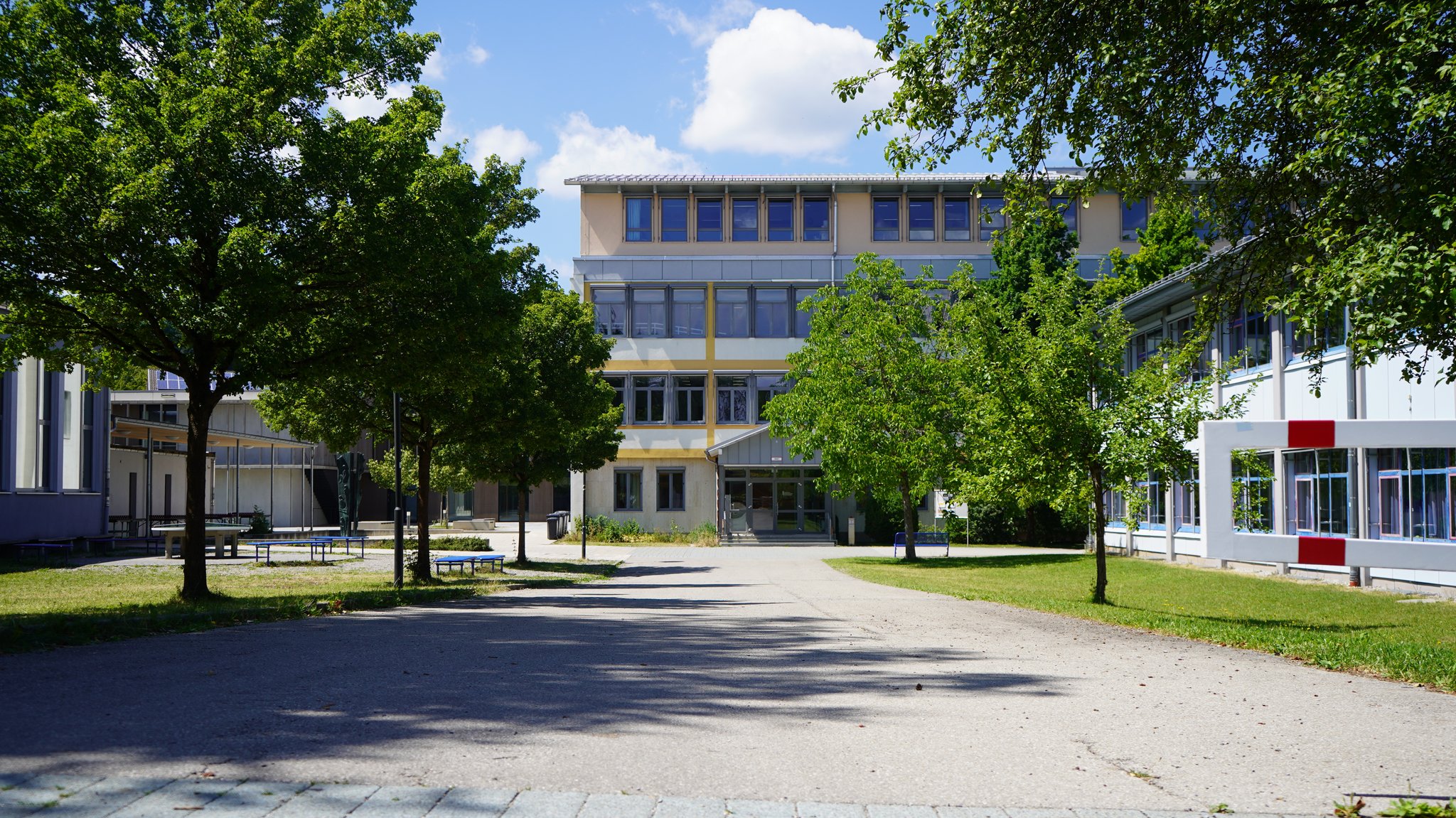 Das Welfen-Gymnasium in Schongau - einen Tag nach der Messerattacke. | Bild: BR / Alisa Schröter Das Welfen-Gymnasium in Schongau - einen Tag nach der Messerattacke.