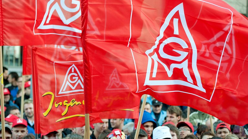 Fahnen der IG Metall Jugend bei einer Kundgebung. | Bild: BR Fahnen der IG Metall Jugend bei einer Kundgebung.