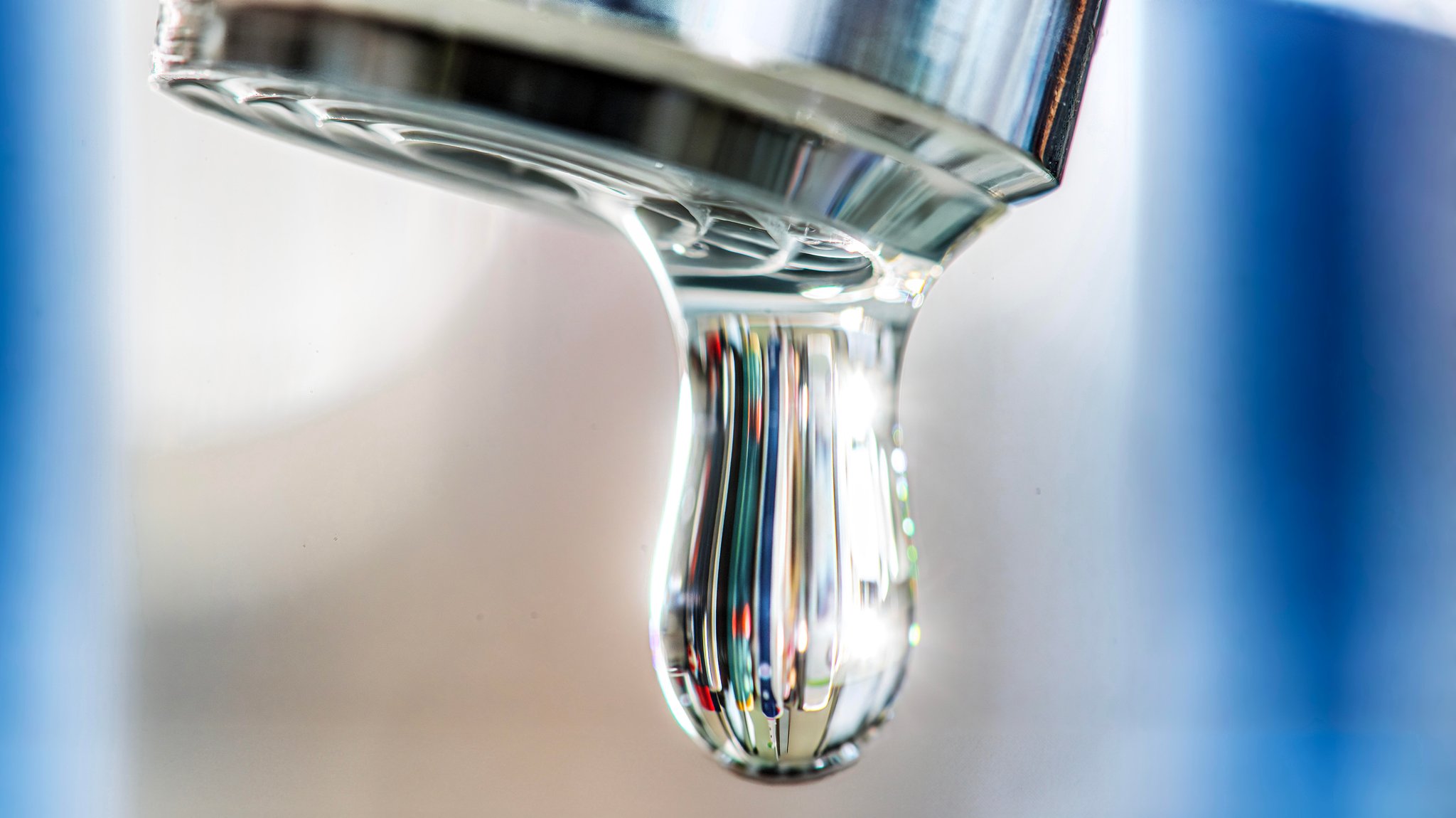 Wassertropfen am Wasserhahn (Symbolbild)