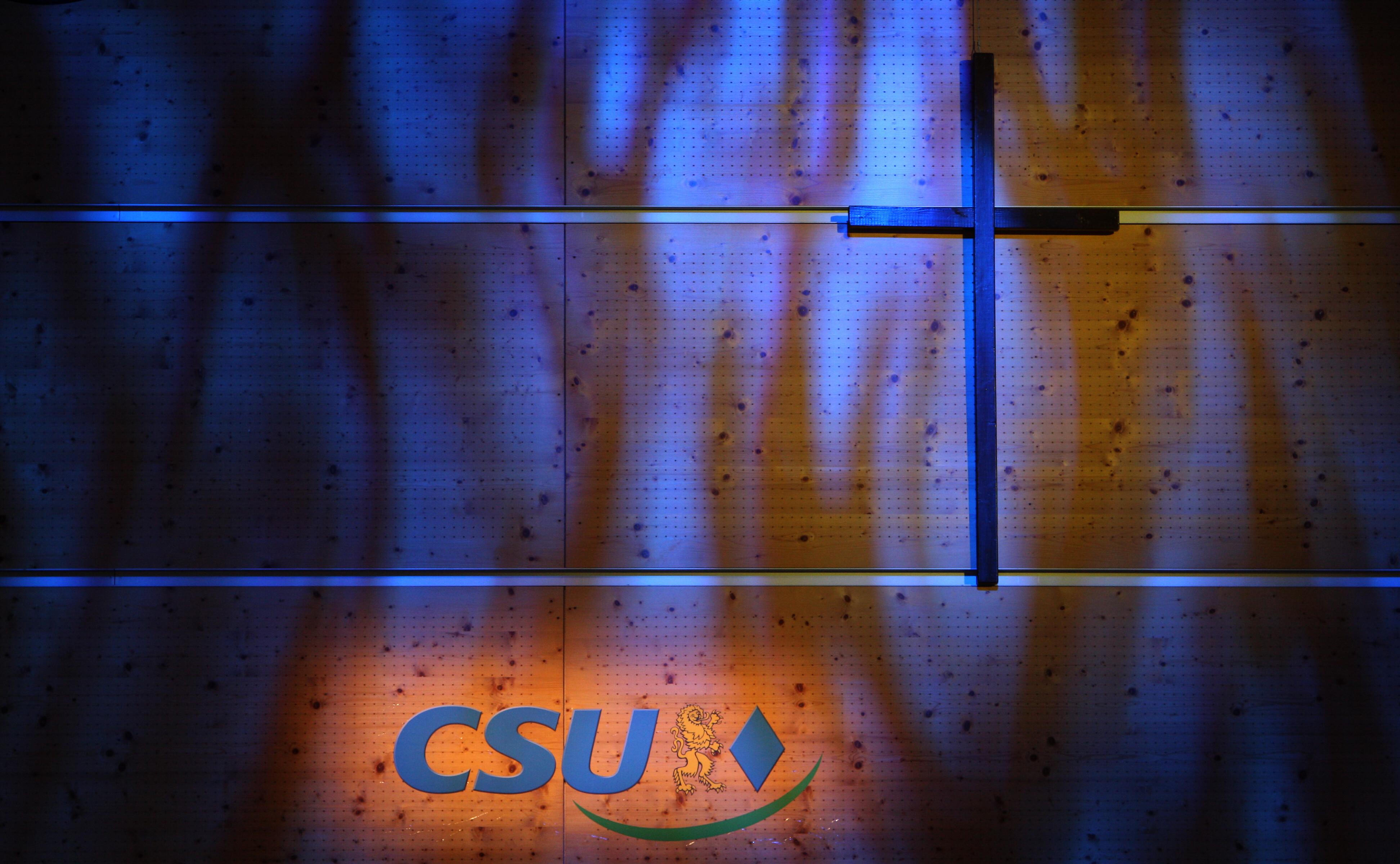 (Archivbild) Ein Kreuz hängt in der Messe Nürnberg bei einem CSU-Parteitag