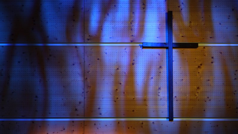 (Archivbild) Ein Kreuz hängt in der Messe Nürnberg bei einem CSU-Parteitag | Bild: picture-alliance/ dpa | Karl-Josef Hildenbrand (Archivbild) Ein Kreuz hängt in der Messe Nürnberg bei einem CSU-Parteitag