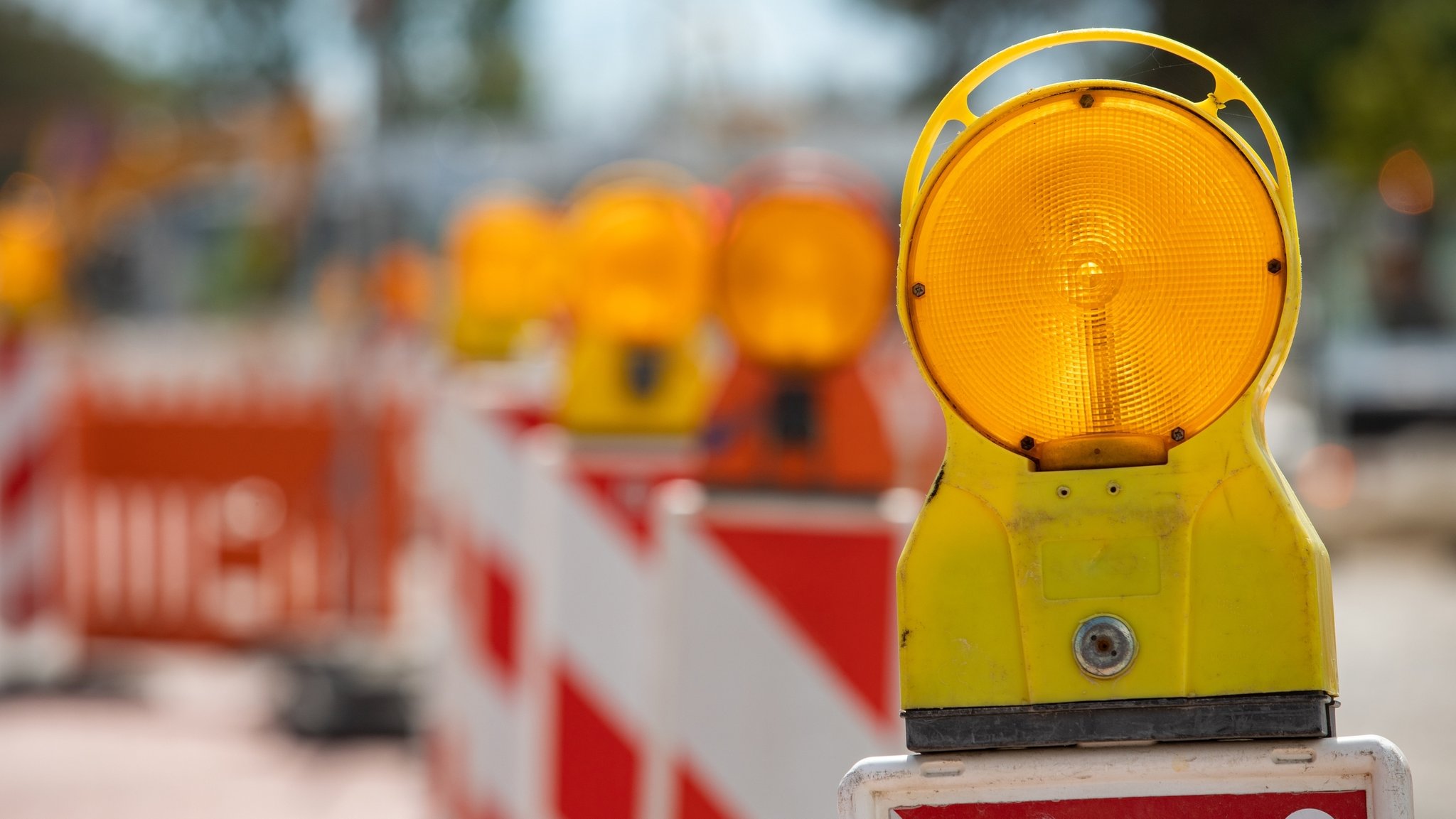 Eine Baustelle an einer Straße.