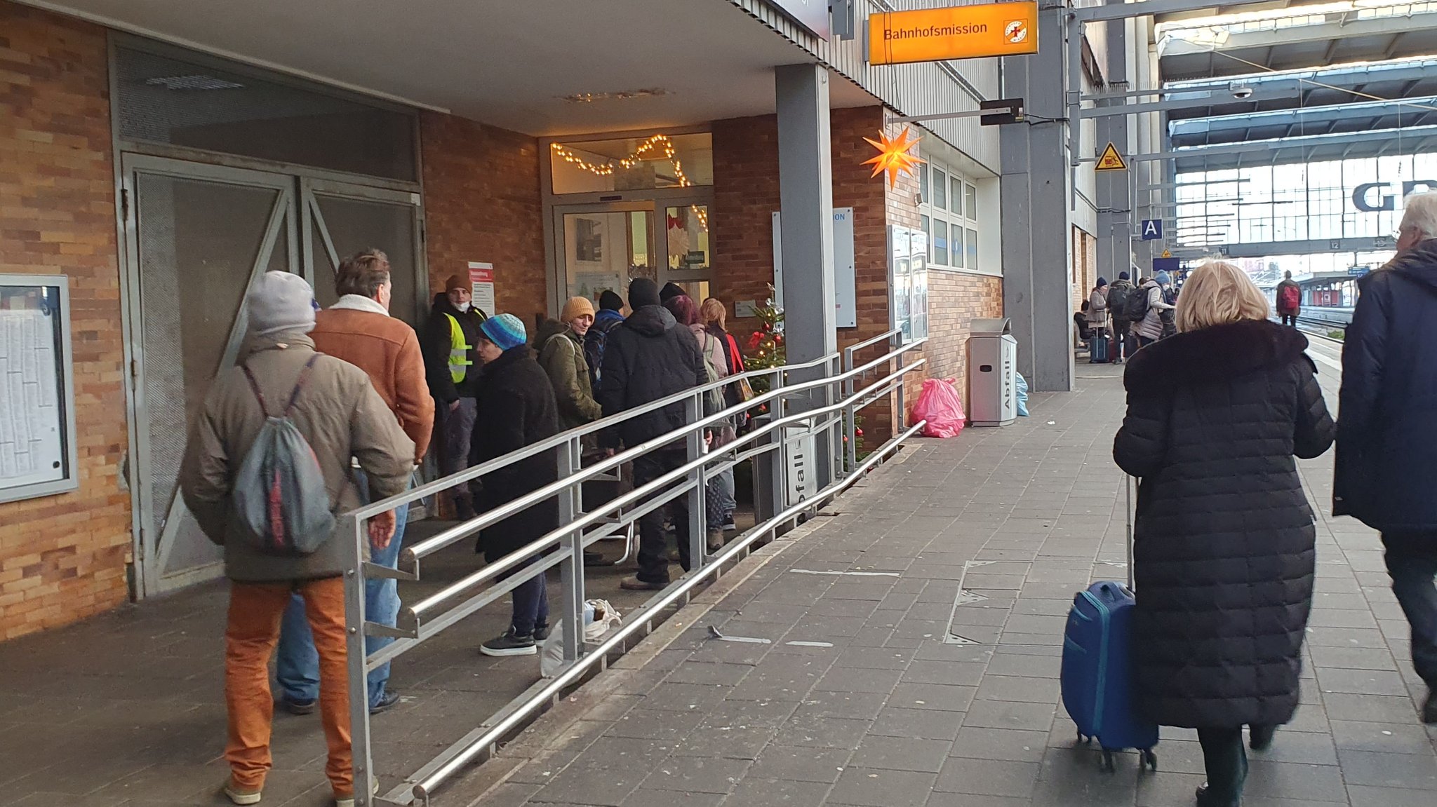 Warteschlange vor der Bahnhofsmission am Gleis 11