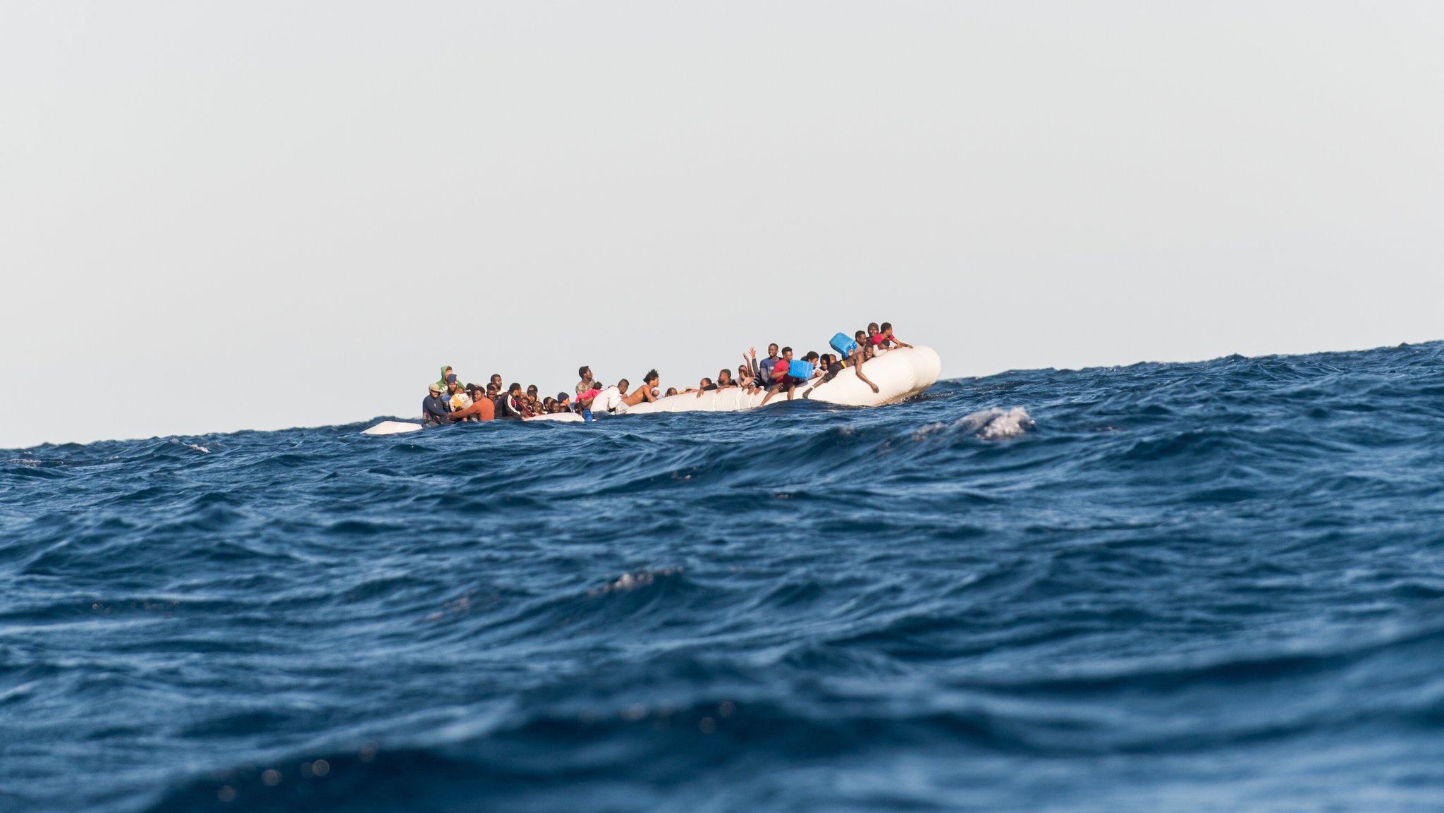 Archivbild: Schlauchboot mit Migranten im Mittelmeer