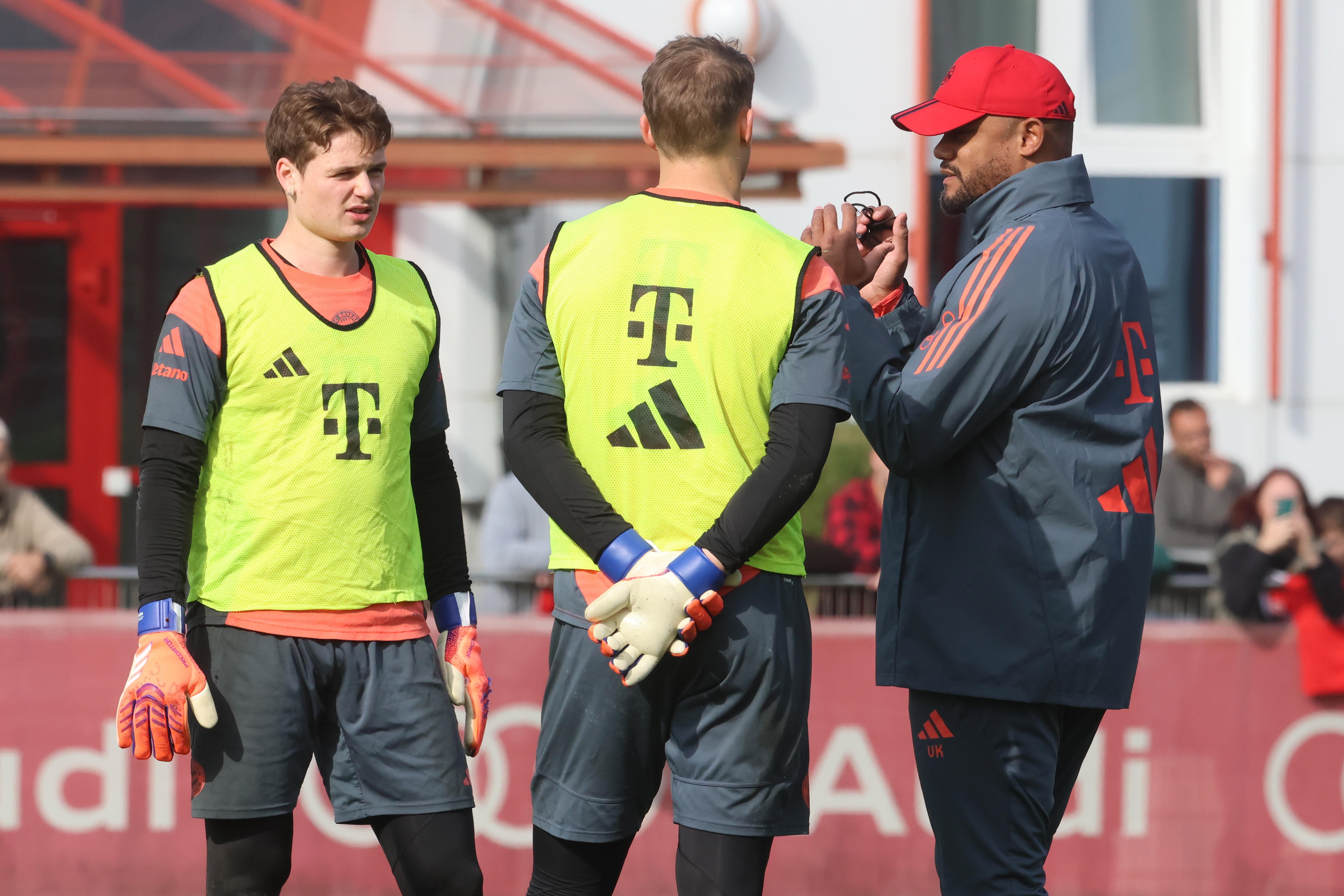 Vincent Kompany bespricht sich mit Manuel Neuer und Jonas Urbig