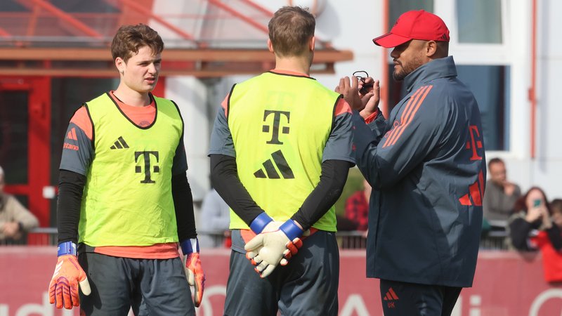 Vincent Kompany bespricht sich mit Manuel Neuer und Jonas Urbig | Bild: picture alliance / Lackovic | Mladen Lackovic Vincent Kompany bespricht sich mit Manuel Neuer und Jonas Urbig