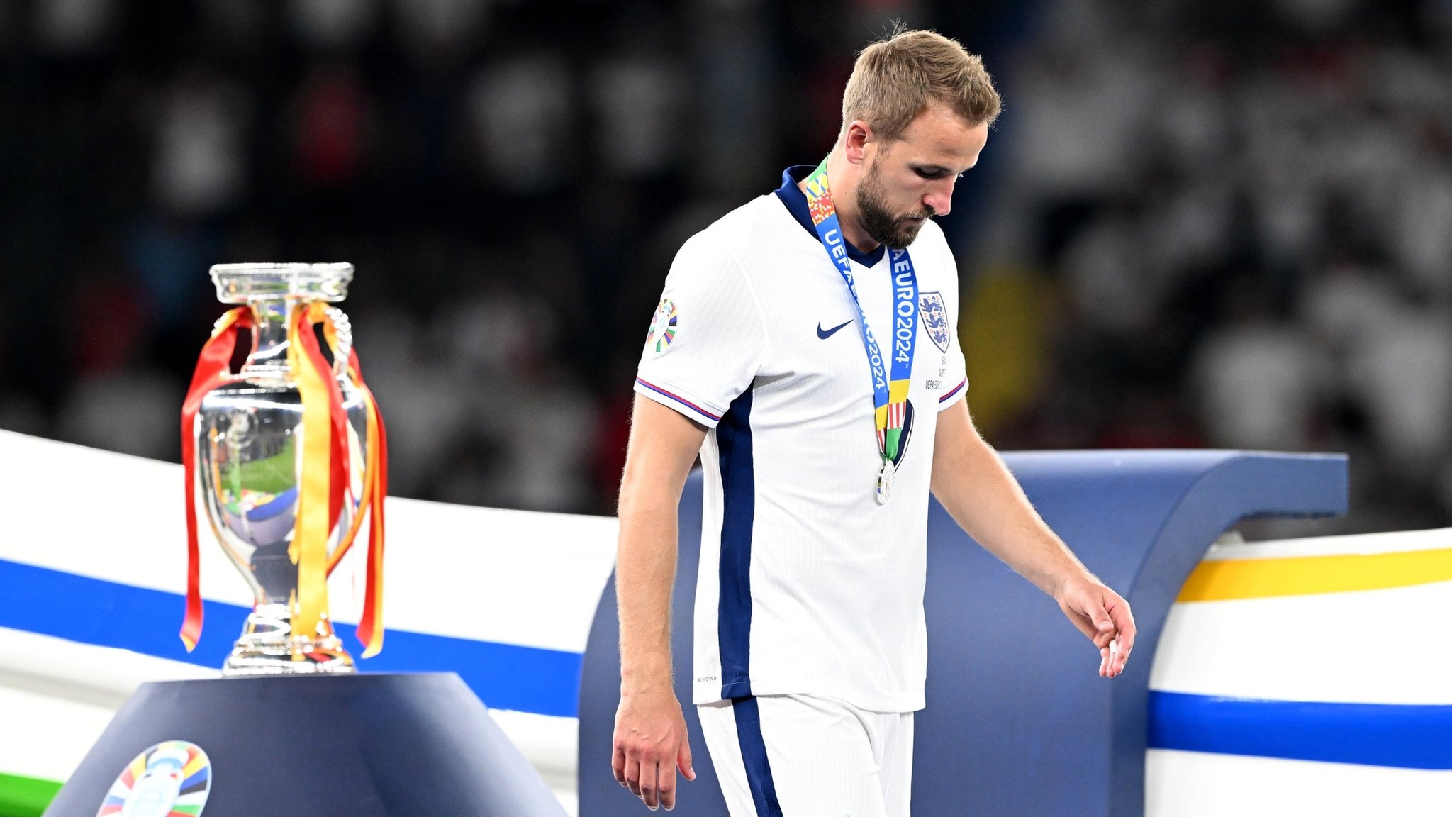 Wieder kein Titel: Harry Kane geht enttäuscht am EM-Pokal vorbei.