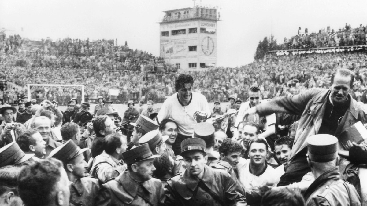 Jubelszenen nach dem Gewinn der WM 1954, dem "Wunder von Bern"