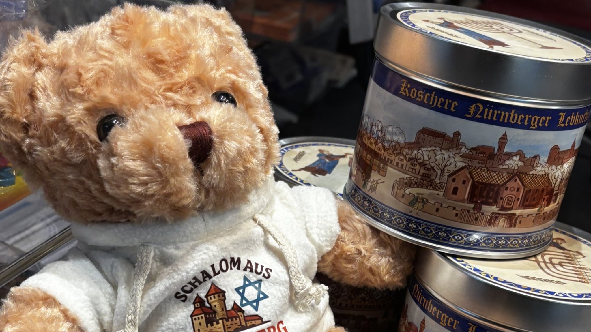 Eine Dose mit koscheren Elisen-Lebkuchen und ein Teddybär auf dem Schalom aus Nürnberg steht | Bild: Diana Liberova Eine Dose mit koscheren Elisen-Lebkuchen und ein Teddybär auf dem Schalom aus Nürnberg steht