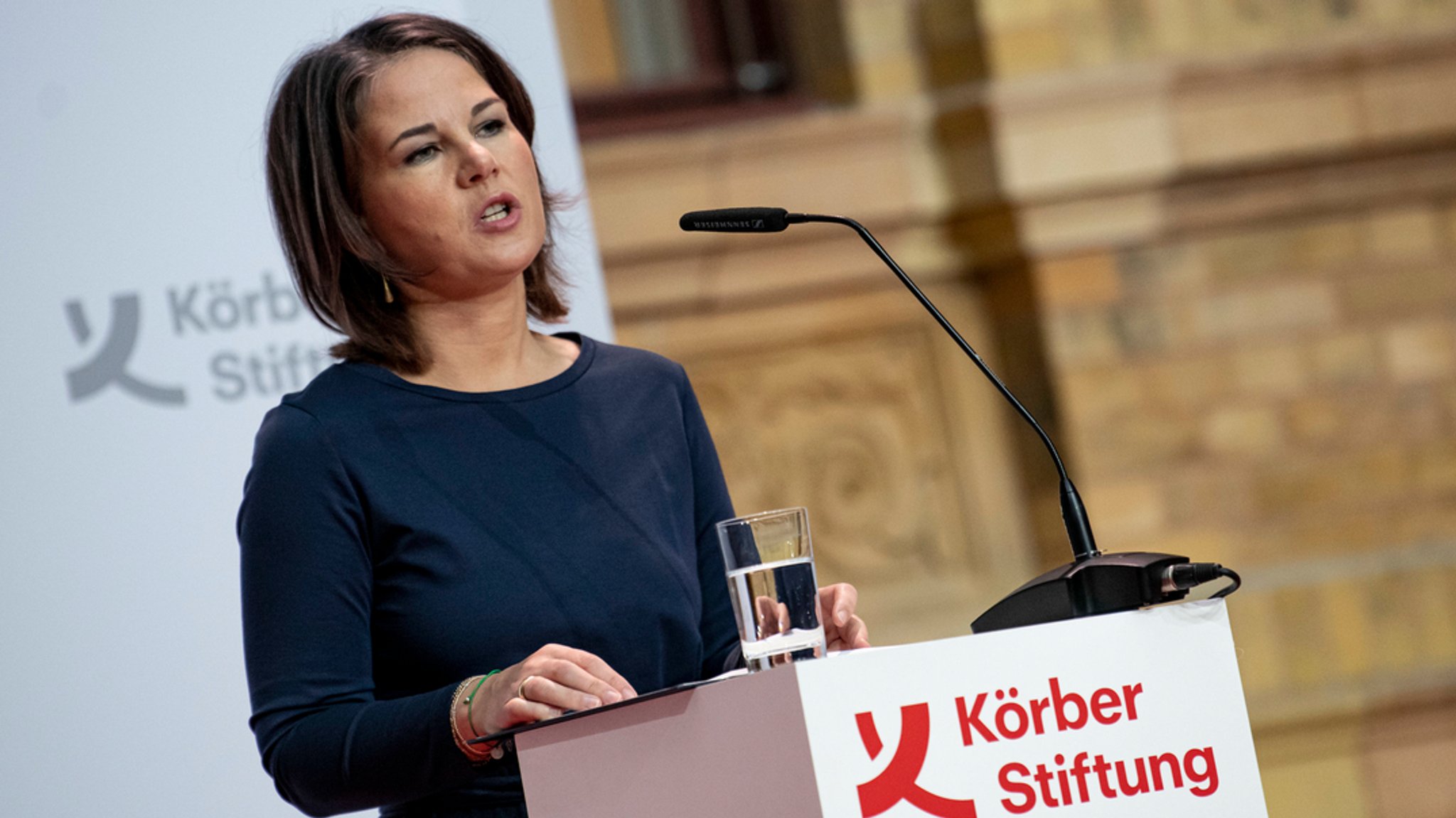 Außenministerin Annalena Baerbock hält beim "Berlin Forum" eine Rede.