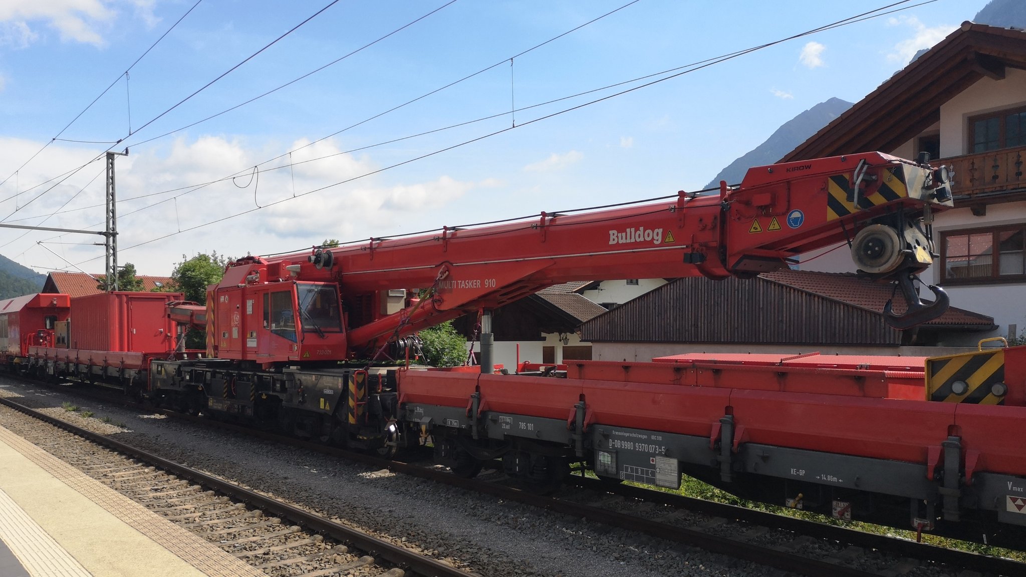 Ein Schienen-Kran der Deutschen Bahn 