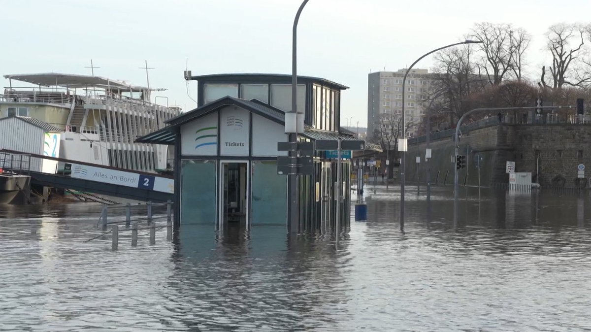 Hochwasserlage bleibt angespannt, aber Bayerns Pegel sinken