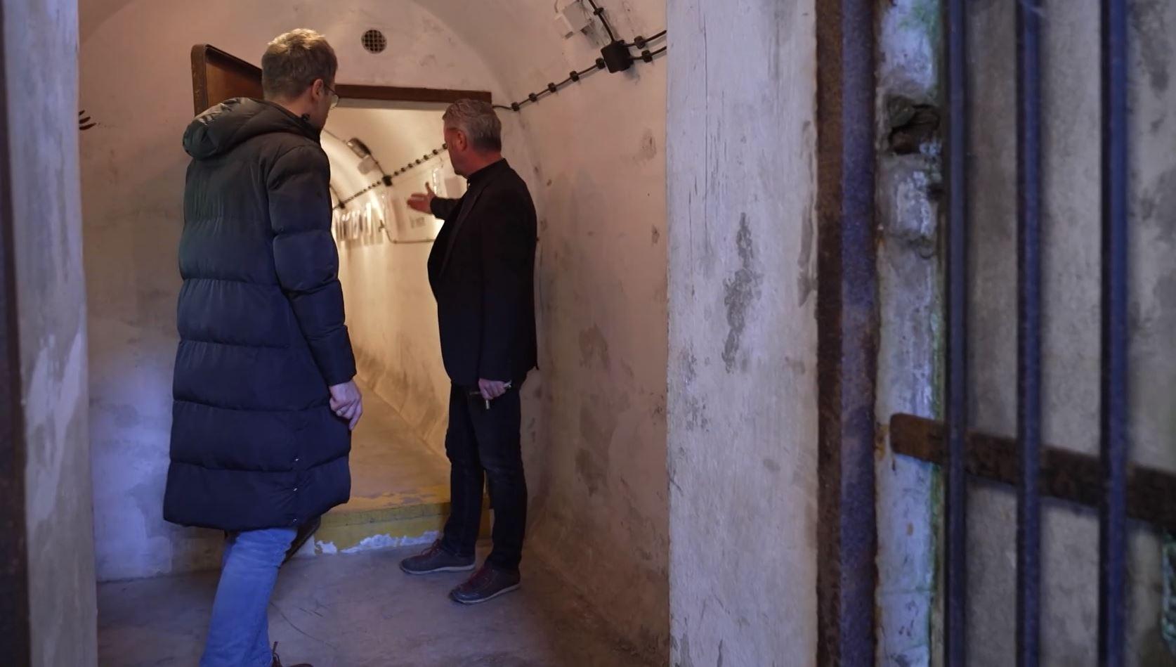 Markus Hehl vom Bahnpark Augsburg führt durch einen historischen Bunker.