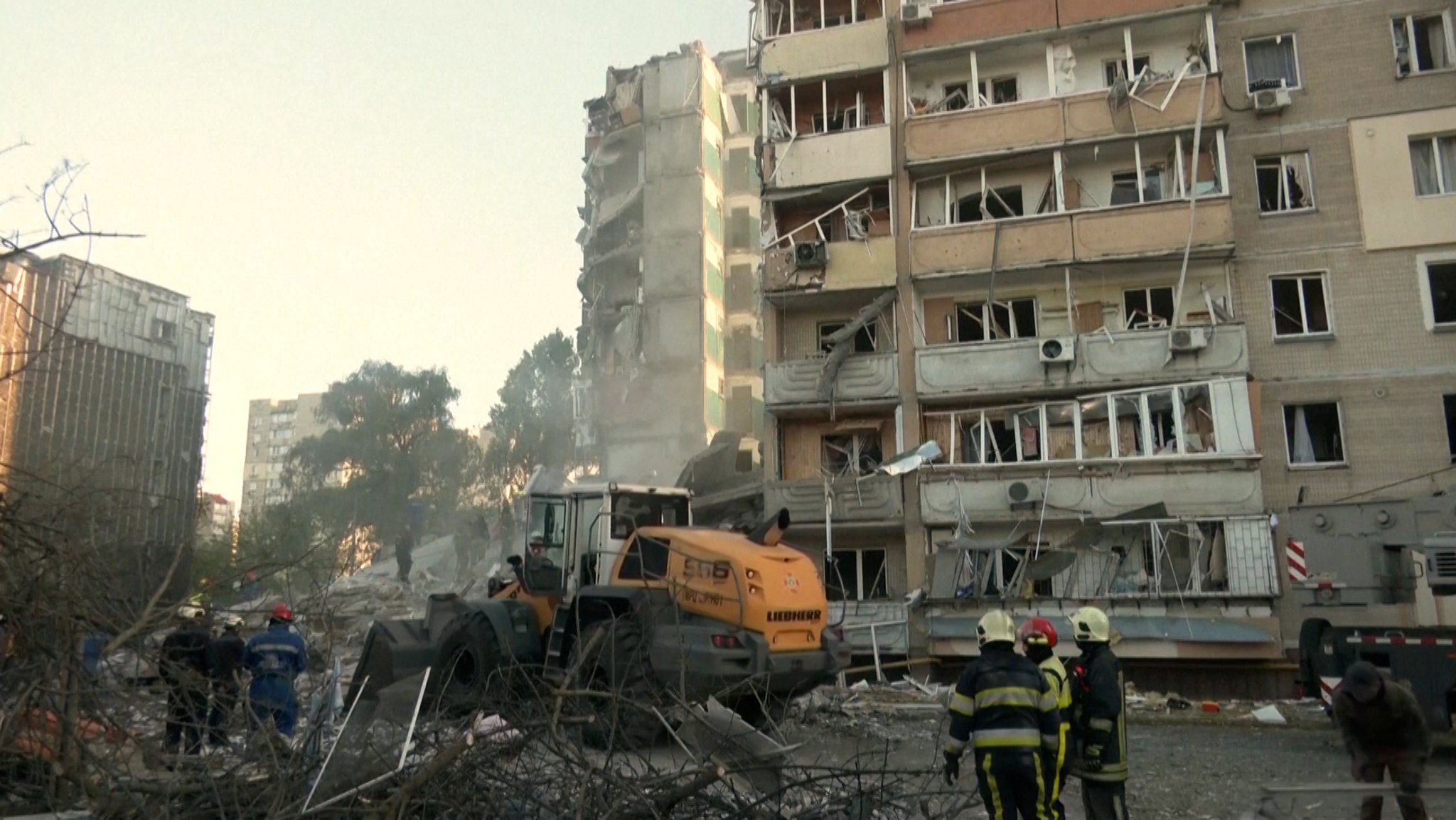 Stark beschädigtes Wohngebäude nach einem russischen Angriff | Bild: Bayerischer Rundfunk 2026 Stark beschädigtes Wohngebäude nach einem russischen Angriff