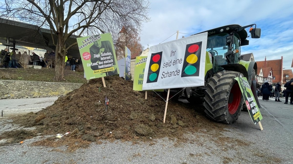 Landwirte protestierten im Vorfeld des politischen Aschermittwochs der Grünen vor der Stadthalle in Biberach.