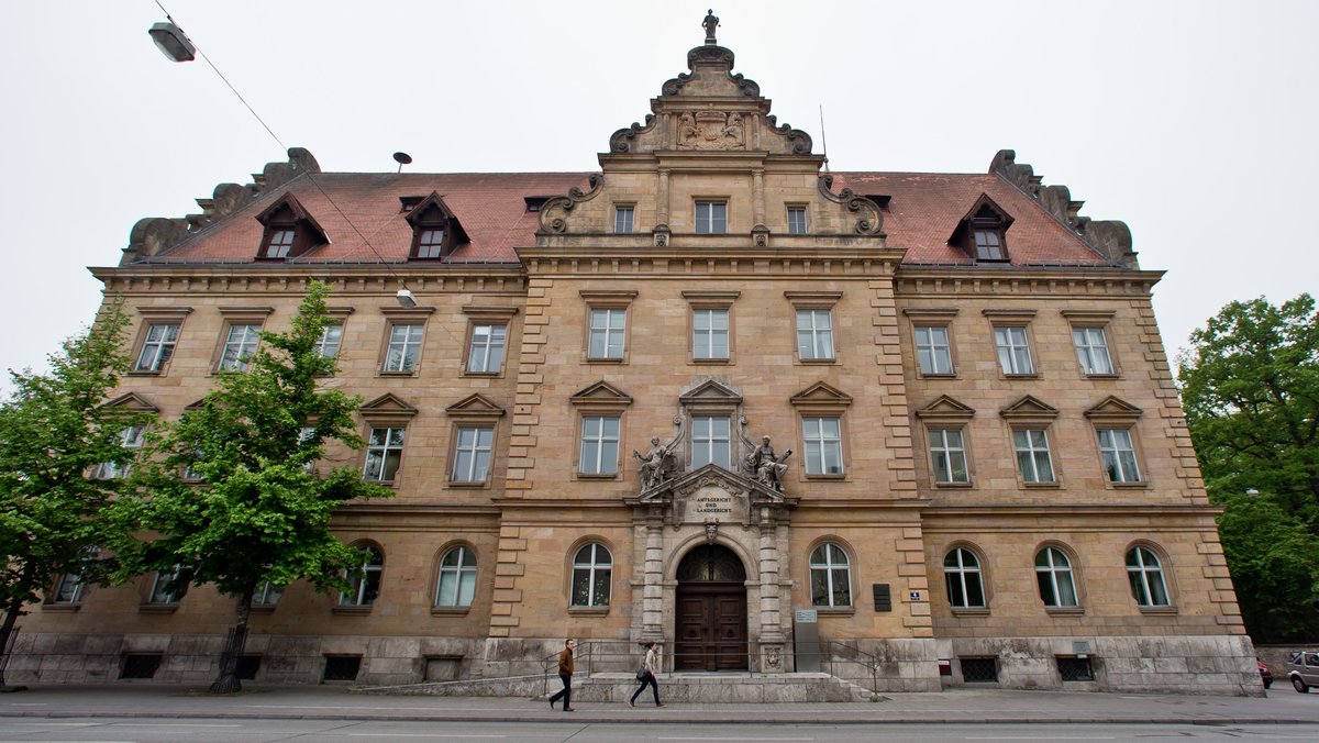 Außenansicht vom Landgericht und Amtsgericht in Regensburg.