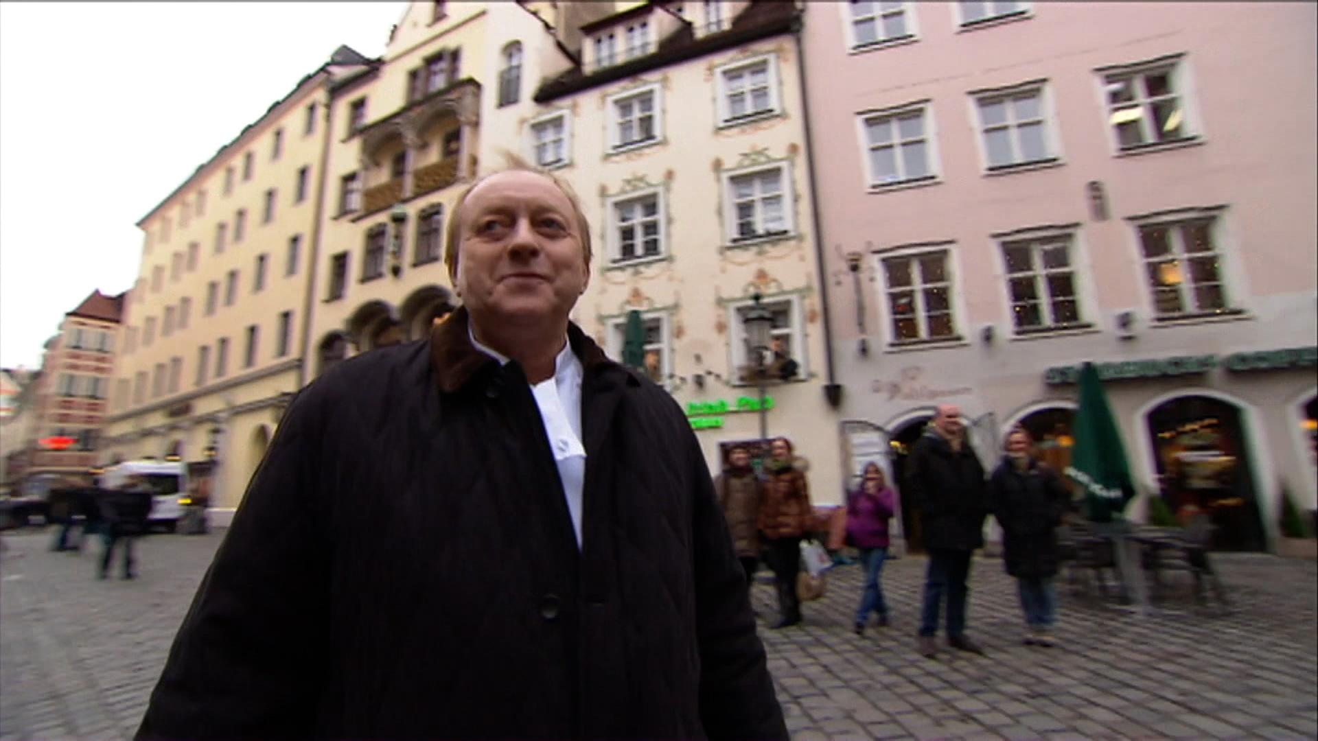 Alfons Schuhbeck steht am Platzl in München